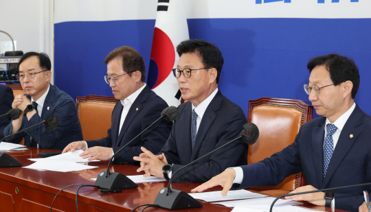 박광온 더불어민주당 원내대표가 15일 서울 여의도 국회에서 열린 정책조정회의에서 발언하고 있다. 연합뉴스.